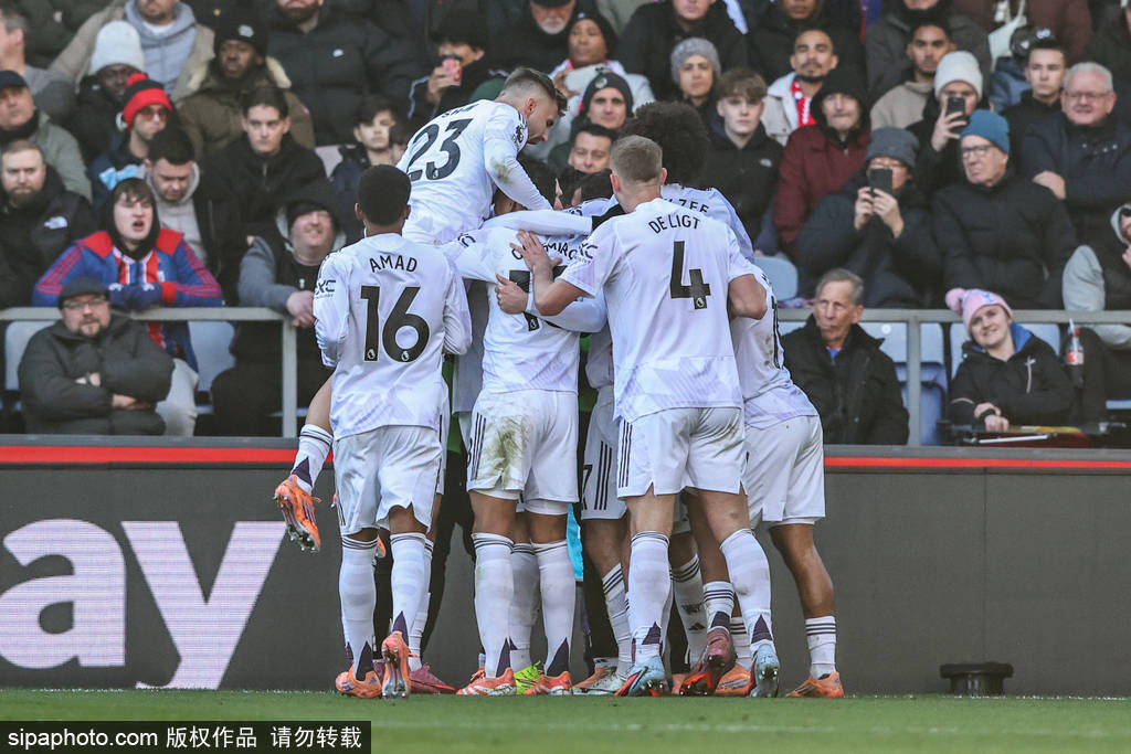 詹姆斯：亚当斯强的离谱，全队人加上教练组、安保才能卡住他